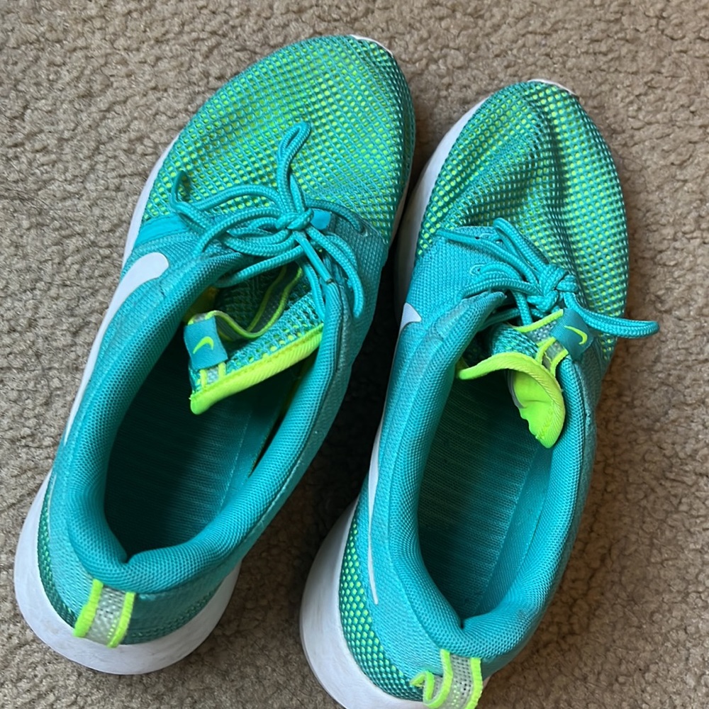Nike Roche - Picture 2 of 3